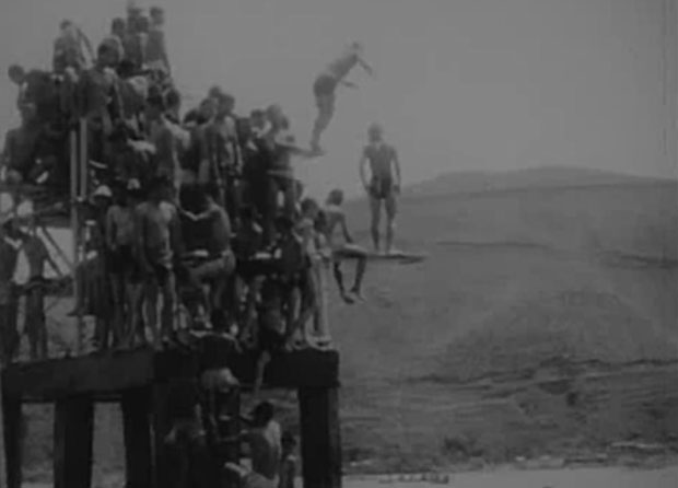 1964년 여름: 부산 송도해수욕장의 해상다이빙대